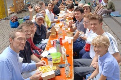 Mittagessen vor der Kirche